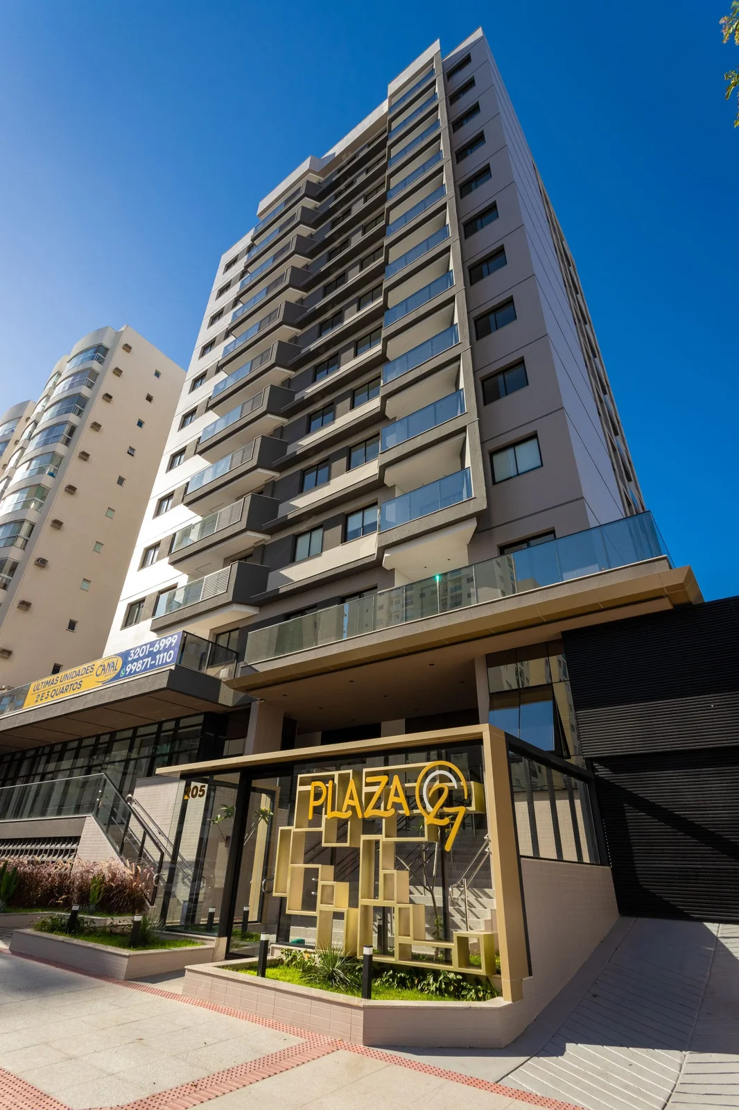 Fachada Contemporânea do Edifício Plaza 27 na Praia de Itaparica Construtora Canal